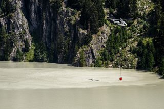 Un Super Puma de l'armée suisse se ravitaille en eau pour lutter contre l'incendie qui a fait rage vers Bitsch (VS) cet été.